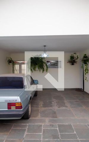 Casa à venda com 363m², 4 quartos e 6 vagas Casa à venda com 363m², 4 quartos e 6 vagasGaragem