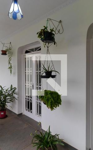 Casa à venda com 363m², 4 quartos e 6 vagas Casa à venda com 363m², 4 quartos e 6 vagasVaranda Frente
