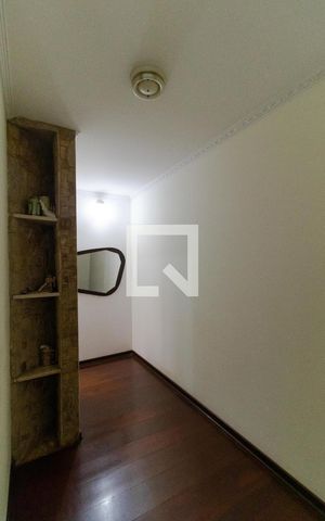 Casa à venda com 363m², 4 quartos e 6 vagas Casa à venda com 363m², 4 quartos e 6 vagasCorredor