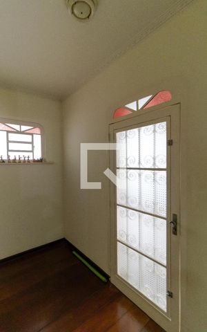 Casa à venda com 363m², 4 quartos e 6 vagas Casa à venda com 363m², 4 quartos e 6 vagasCorredor