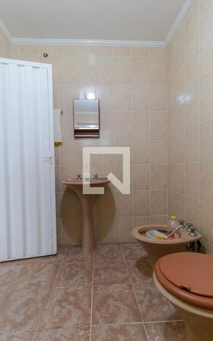 Casa à venda com 363m², 4 quartos e 6 vagas Casa à venda com 363m², 4 quartos e 6 vagasBanheiro 02