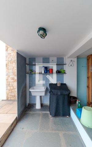 Casa à venda com 363m², 4 quartos e 6 vagas Casa à venda com 363m², 4 quartos e 6 vagasÁrea de Serviço