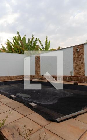 Casa à venda com 363m², 4 quartos e 6 vagas Casa à venda com 363m², 4 quartos e 6 vagasPiscina