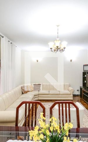 Casa à venda com 320m², 3 quartos e 3 vagas Casa à venda com 320m², 3 quartos e 3 vagasSala