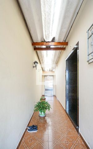 Casa à venda com 320m², 3 quartos e 3 vagas Casa à venda com 320m², 3 quartos e 3 vagasCorredor lateral