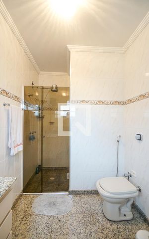 Casa à venda com 320m², 3 quartos e 3 vagas Casa à venda com 320m², 3 quartos e 3 vagasBanheiro da suíte