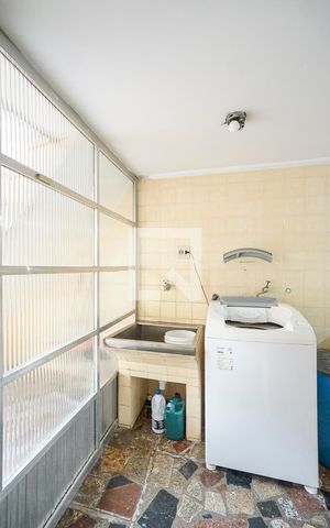 Casa à venda com 320m², 3 quartos e 3 vagas Casa à venda com 320m², 3 quartos e 3 vagasLavanderia