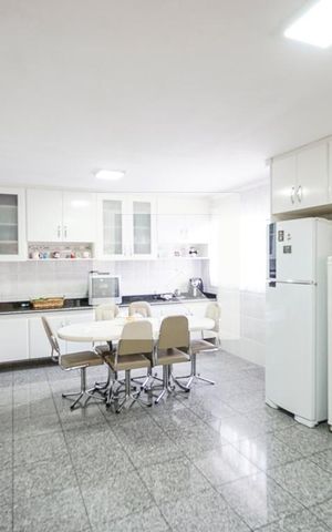 Casa à venda com 320m², 3 quartos e 3 vagas Casa à venda com 320m², 3 quartos e 3 vagasCozinha