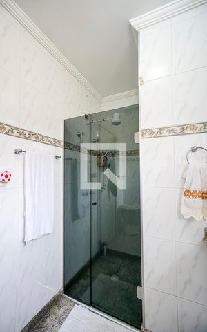Casa à venda com 320m², 3 quartos e 3 vagas Casa à venda com 320m², 3 quartos e 3 vagasBanheiro social