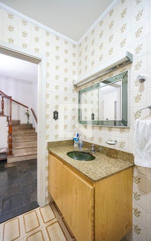 Casa à venda com 320m², 3 quartos e 3 vagas Casa à venda com 320m², 3 quartos e 3 vagasLavabo