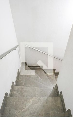 Casa à venda com 320m², 3 quartos e 3 vagas Casa à venda com 320m², 3 quartos e 3 vagasEscada do salão