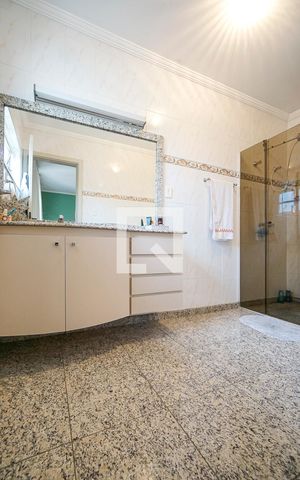 Casa à venda com 320m², 3 quartos e 3 vagas Casa à venda com 320m², 3 quartos e 3 vagasBanheiro da suíte