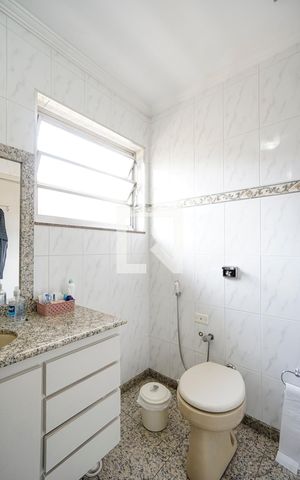 Casa à venda com 320m², 3 quartos e 3 vagas Casa à venda com 320m², 3 quartos e 3 vagasBanheiro social