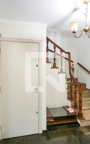 Casa à venda com 320m², 3 quartos e 3 vagas Casa à venda com 320m², 3 quartos e 3 vagasHall da escada