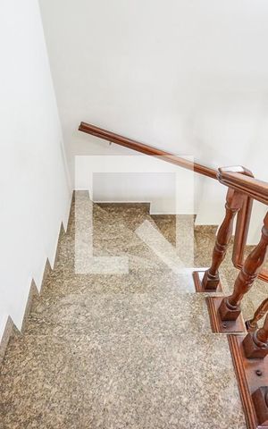 Casa à venda com 320m², 3 quartos e 3 vagas Casa à venda com 320m², 3 quartos e 3 vagasEscada