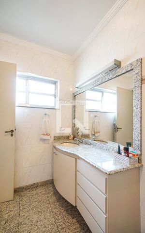 Casa à venda com 320m², 3 quartos e 3 vagas Casa à venda com 320m², 3 quartos e 3 vagasBanheiro da suíte