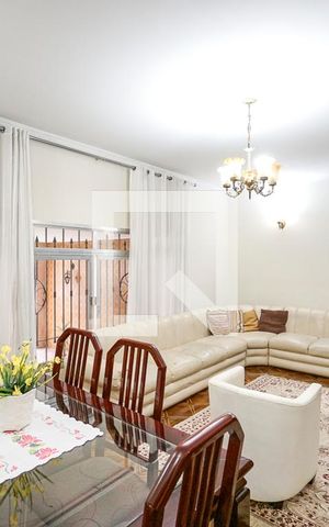 Casa à venda com 320m², 3 quartos e 3 vagas Casa à venda com 320m², 3 quartos e 3 vagasSala