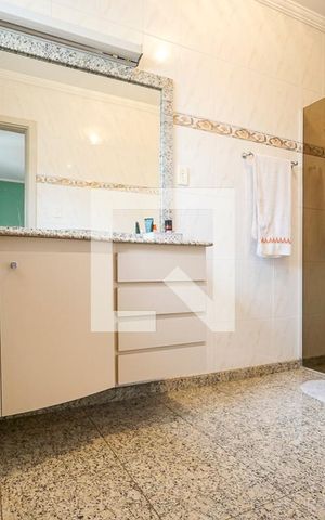 Casa à venda com 320m², 3 quartos e 3 vagas Casa à venda com 320m², 3 quartos e 3 vagasBanheiro da suíte