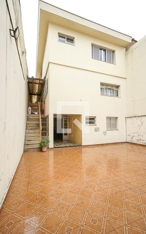 Casa à venda com 320m², 3 quartos e 3 vagas Casa à venda com 320m², 3 quartos e 3 vagasQuintal