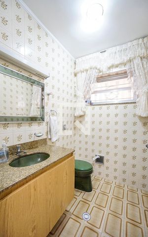 Casa à venda com 320m², 3 quartos e 3 vagas Casa à venda com 320m², 3 quartos e 3 vagasLavabo