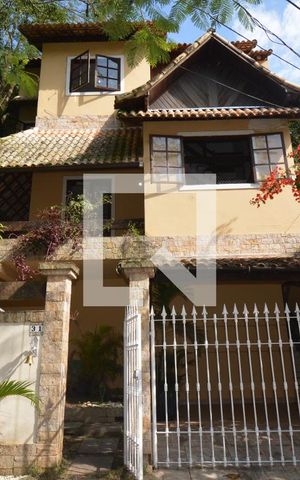 Casa à venda com 319m², 4 quartos e 1 vagaFachada