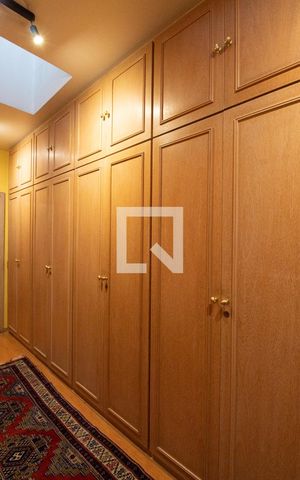 Casa à venda com 365m², 4 quartos e 2 vagas Casa à venda com 365m², 4 quartos e 2 vagasCloset