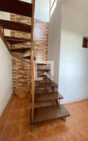 Casa à venda com 340m², 4 quartos e 3 vagasEscada