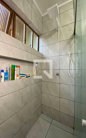 Casa à venda com 340m², 4 quartos e 3 vagasBox do Banheiro Social 1