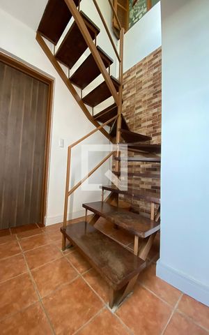 Casa à venda com 340m², 4 quartos e 3 vagasEscada