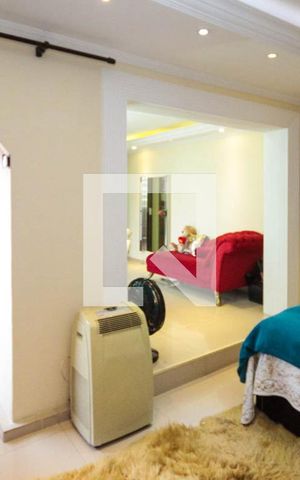 Casa à venda com 280m², 3 quartos e 2 vagas Casa à venda com 280m², 3 quartos e 2 vagasSuite