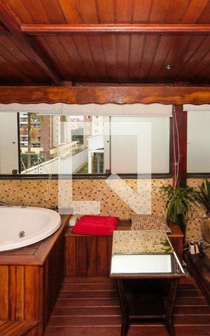 Casa à venda com 280m², 3 quartos e 2 vagas Casa à venda com 280m², 3 quartos e 2 vagasBanheira da Suite