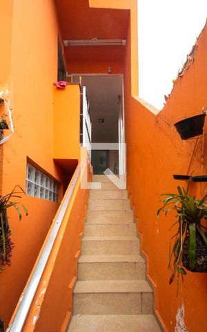 Casa à venda com 280m², 3 quartos e 2 vagas Casa à venda com 280m², 3 quartos e 2 vagasEscada