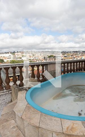 Casa à venda com 431m², 4 quartos e 8 vagas Casa à venda com 431m², 4 quartos e 8 vagasPiscina