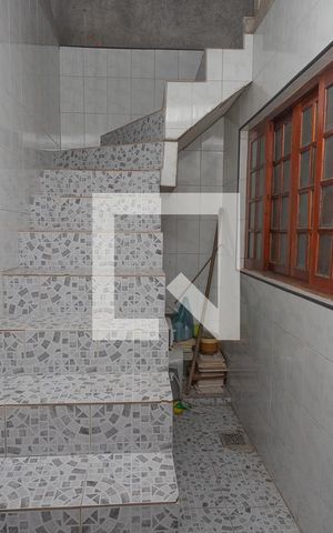 Casa à venda com 431m², 4 quartos e 8 vagas Casa à venda com 431m², 4 quartos e 8 vagasEscada para os dormitórios