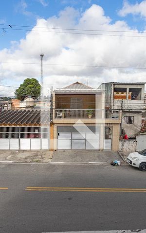 Casa à venda com 431m², 4 quartos e 8 vagas Casa à venda com 431m², 4 quartos e 8 vagasVista da janela da sala
