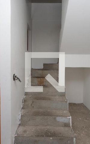 Casa à venda com 431m², 4 quartos e 8 vagas Casa à venda com 431m², 4 quartos e 8 vagasEscada para os quartos