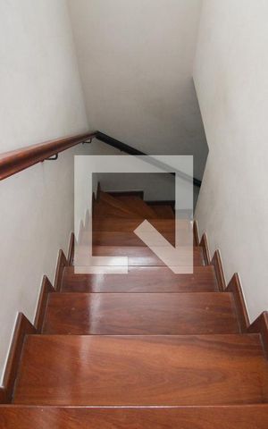 Casa à venda com 116m², 3 quartos e 3 vagasescada acesso quartos