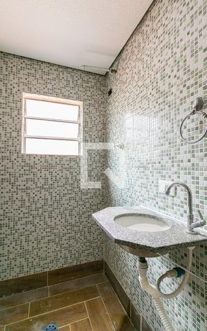 Casa para alugar com 55m², 2 quartos e sem vaga Casa para alugar com 55m², 2 quartos e sem vagaBanheiro da Suíte 1