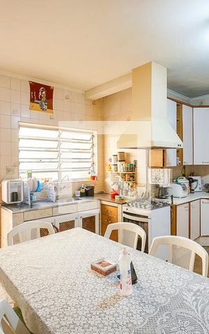 Casa à venda com 212m², 4 quartos e 2 vagas Casa à venda com 212m², 4 quartos e 2 vagasCozinha