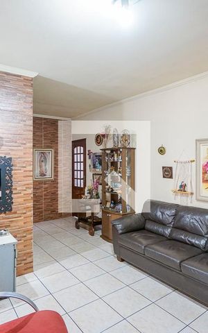 Casa à venda com 212m², 4 quartos e 2 vagas Casa à venda com 212m², 4 quartos e 2 vagasSala