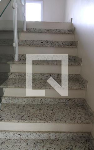Casa à venda com 170m², 3 quartos e 3 vagasEscada