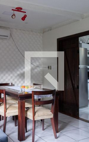 Casa à venda com 70m², 2 quartos e 3 vagas Casa à venda com 70m², 2 quartos e 3 vagasSala