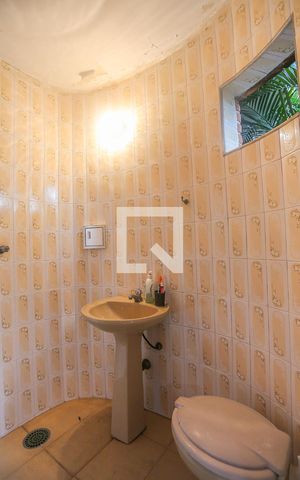Casa à venda com 300m², 3 quartos e 3 vagas Casa à venda com 300m², 3 quartos e 3 vagasBanheiro 2