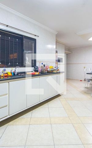 Casa à venda com 326m², 3 quartos e 6 vagas Casa à venda com 326m², 3 quartos e 6 vagasCozinha