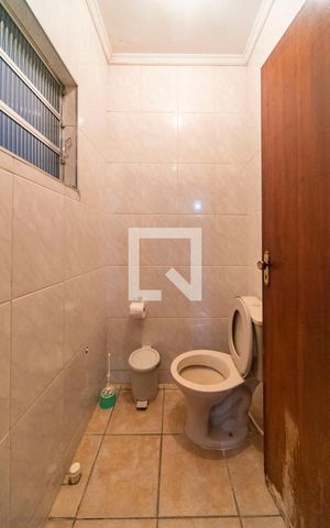Casa à venda com 326m², 3 quartos e 6 vagas Casa à venda com 326m², 3 quartos e 6 vagasBanheiro de Serviço