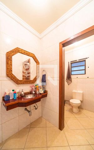 Casa à venda com 326m², 3 quartos e 6 vagas Casa à venda com 326m², 3 quartos e 6 vagasLavabo