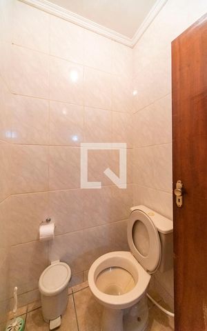 Casa à venda com 326m², 3 quartos e 6 vagas Casa à venda com 326m², 3 quartos e 6 vagasBanheiro de Serviço