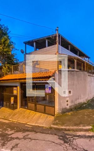 Casa à venda com 326m², 3 quartos e 6 vagas Casa à venda com 326m², 3 quartos e 6 vagasFachada