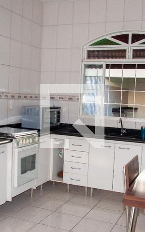 Casa à venda com 360m², 2 quartos e 3 vagas Casa à venda com 360m², 2 quartos e 3 vagasCozinha