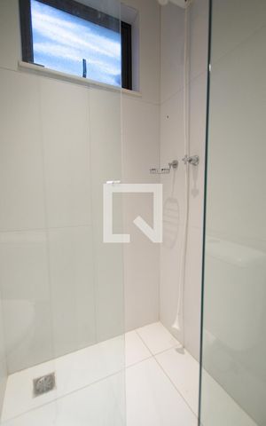 Casa à venda com 300m², 3 quartos e 2 vagas Casa à venda com 300m², 3 quartos e 2 vagasBanheiro de Serviço